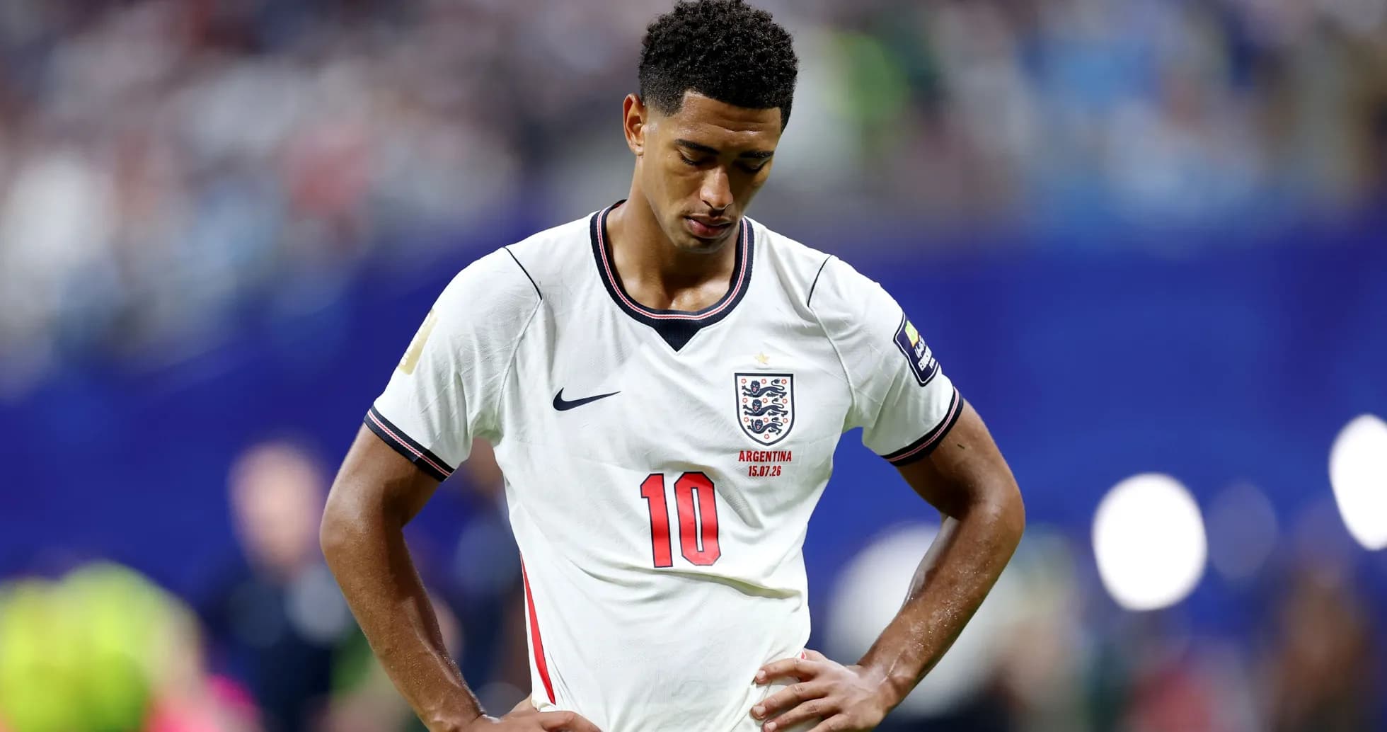 Joueur anglais avec maillot blanc, tête baissée Joueur anglais avec maillot blanc, tête baissée