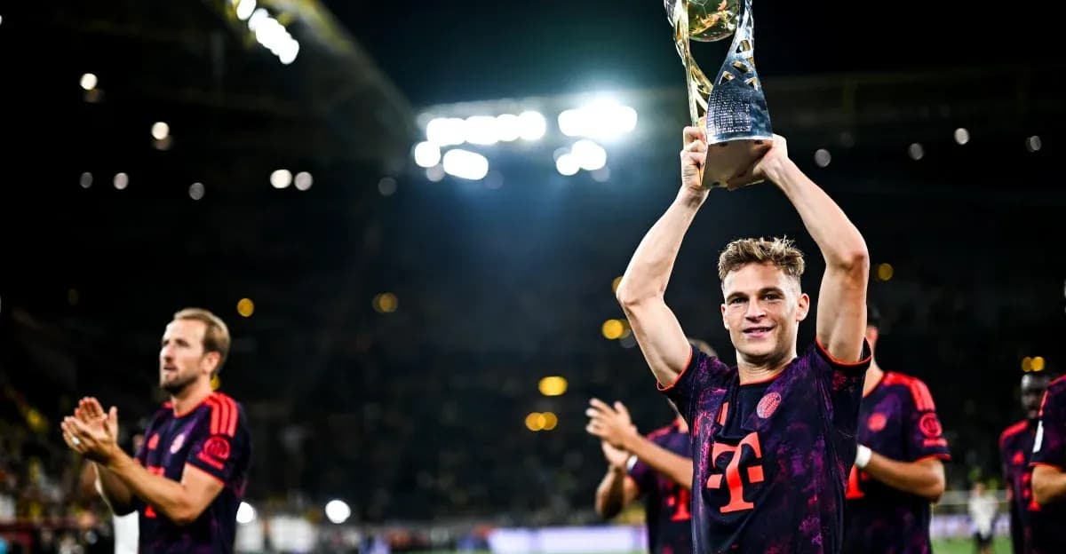 Joueur levant le trophée après la victoire Joueur levant le trophée après la victoire
