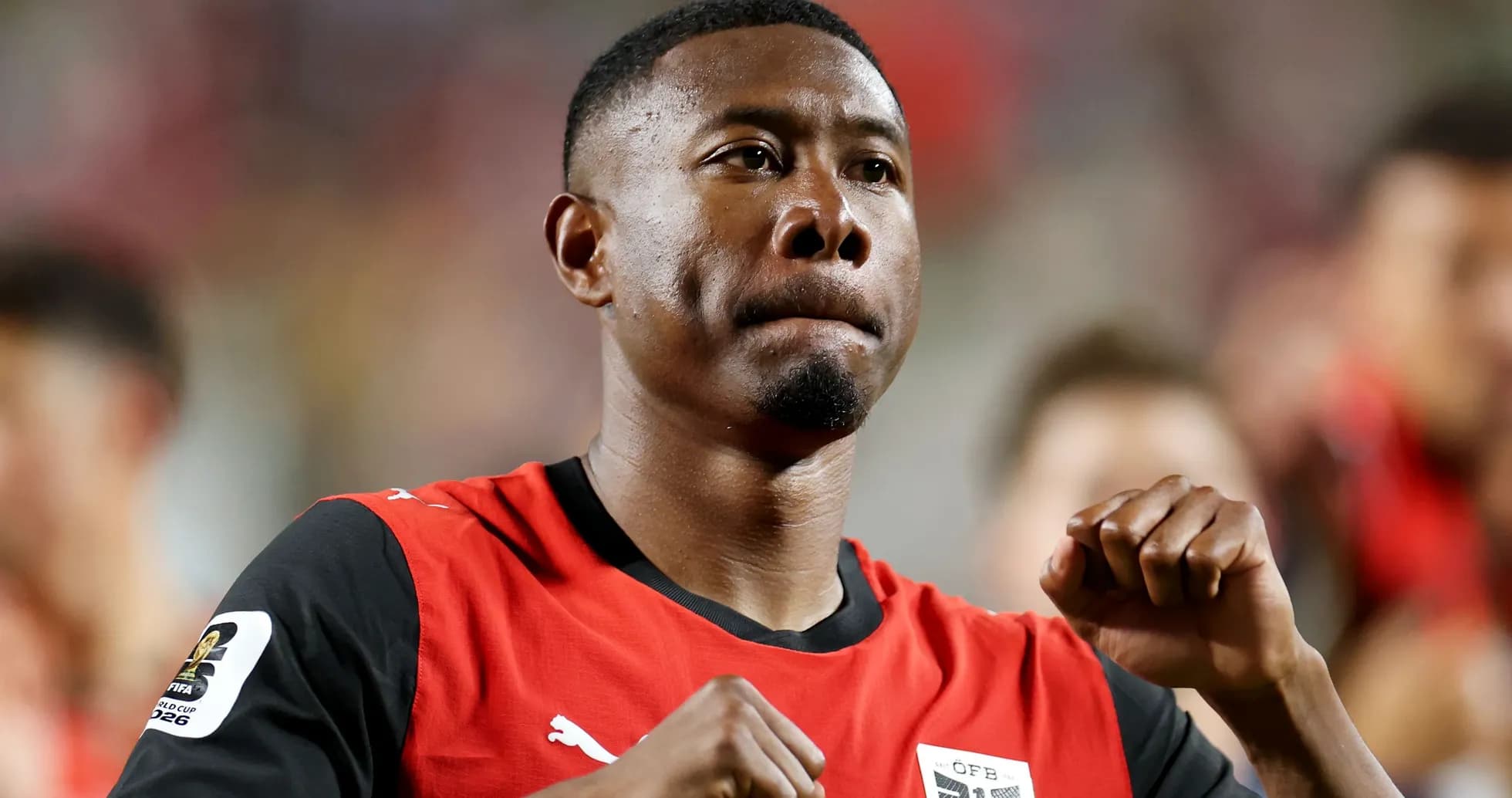 Joueur célébrant sur le terrain avec le maillot rouge Joueur célébrant sur le terrain avec le maillot rouge