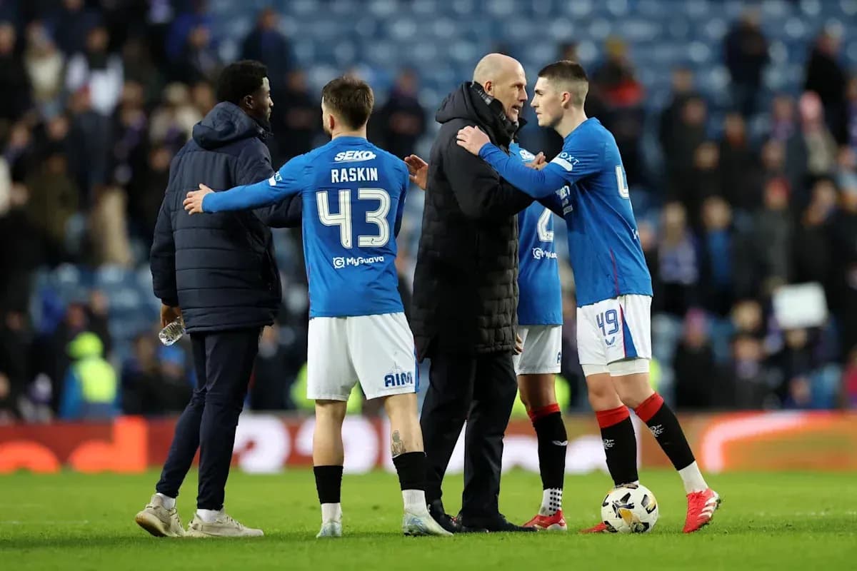 Joueurs de Rangers discutant avec l'entraîneur après le match Joueurs de Rangers discutant avec l'entraîneur après le match