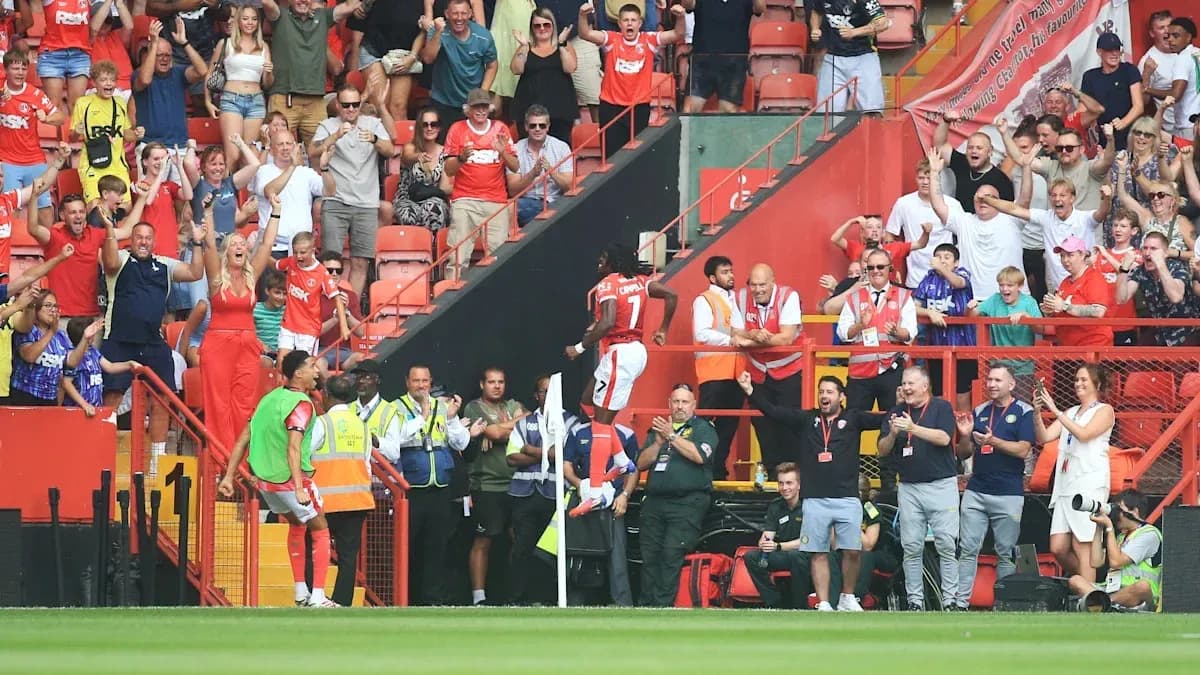 Joueur célébrant avec des fans dans le stade Joueur célébrant avec des fans dans le stade