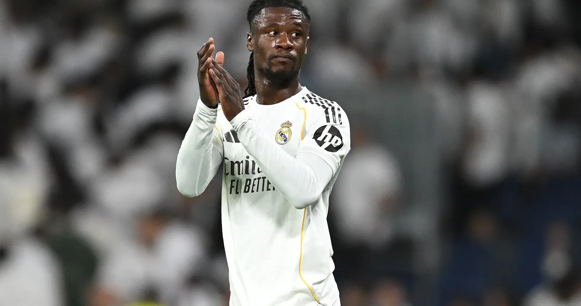 Joueur applaudissant après un match de football Joueur applaudissant après un match de football