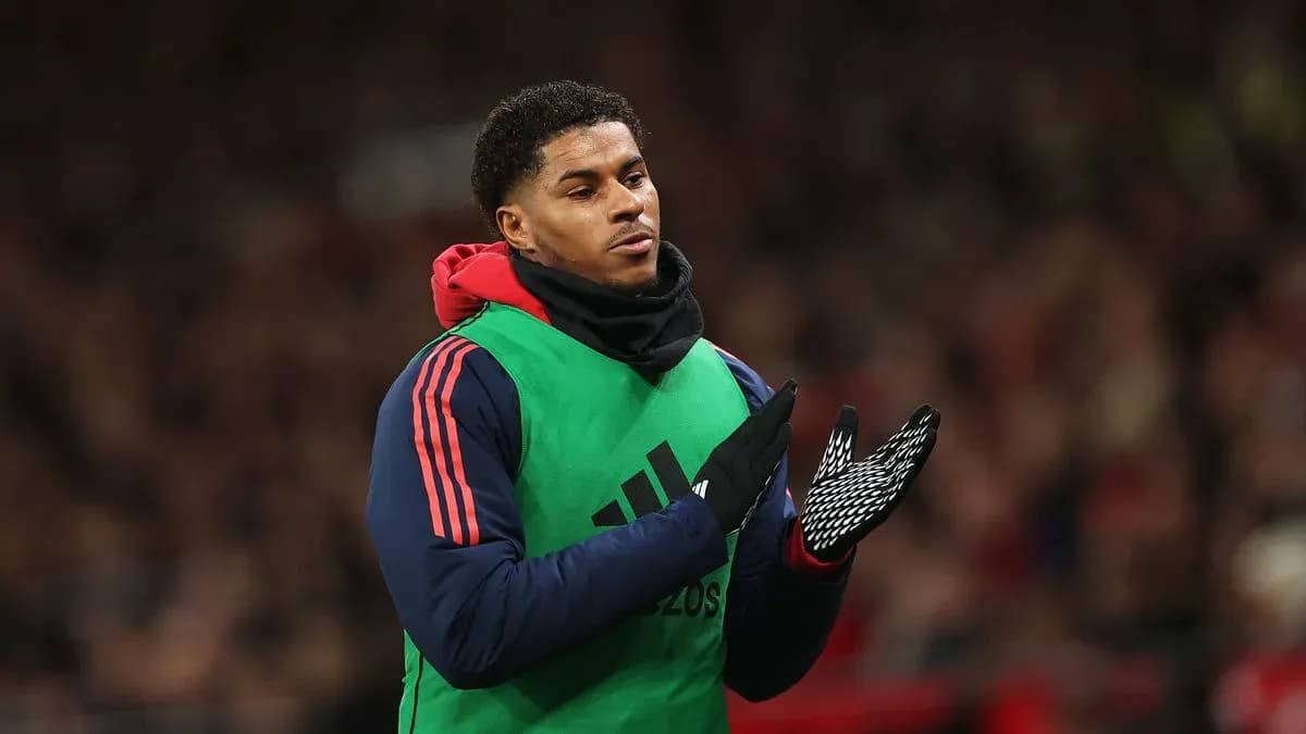 Joueur applaudissant sur le banc de touche Joueur applaudissant sur le banc de touche