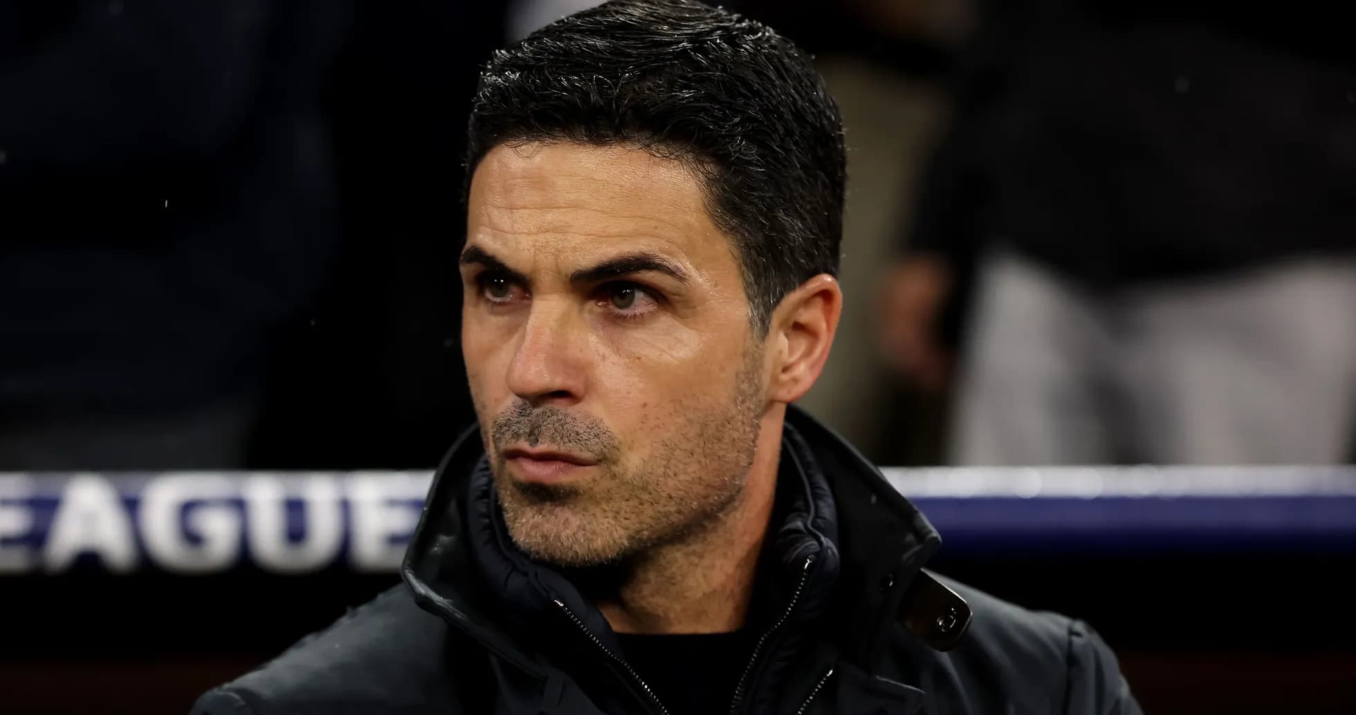 Entraîneur observant le match depuis le banc Entraîneur observant le match depuis le banc