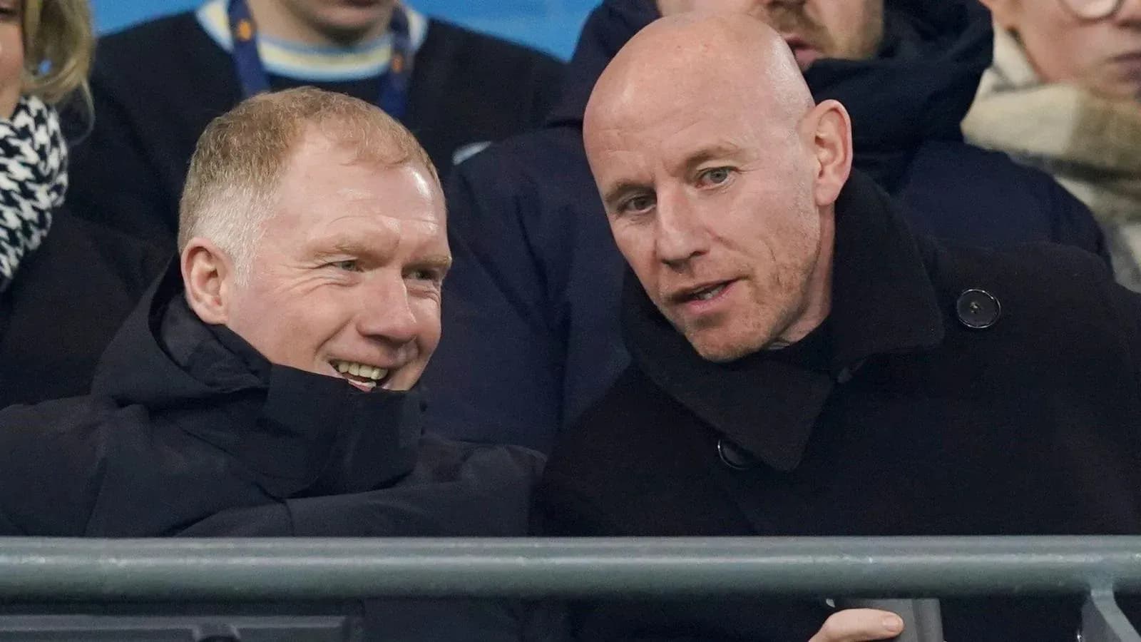 Deux hommes discutant dans les tribunes d'un match Deux hommes discutant dans les tribunes d'un match