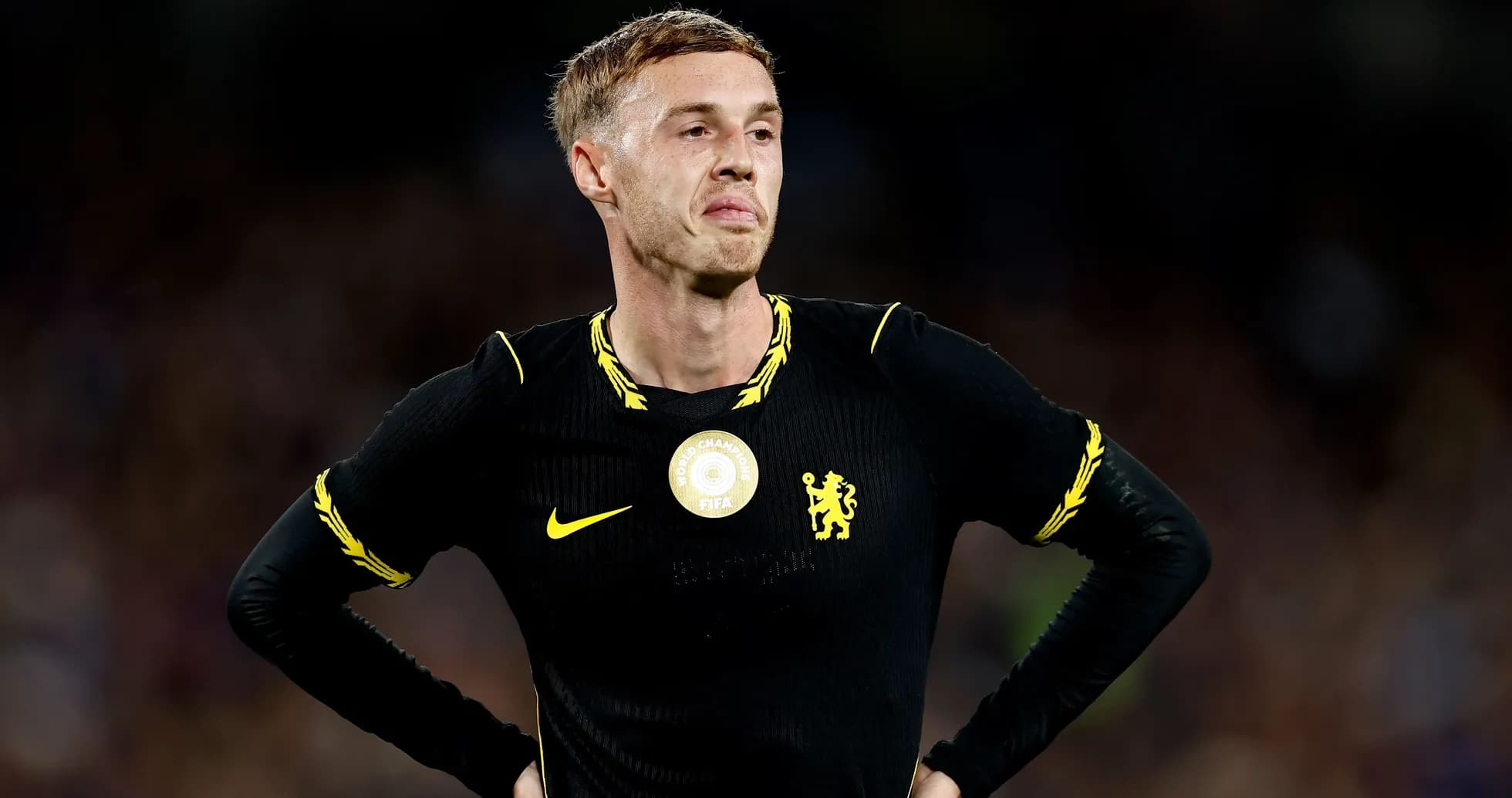 Joueur de Chelsea en tenue noire sur le terrain Joueur de Chelsea en tenue noire sur le terrain