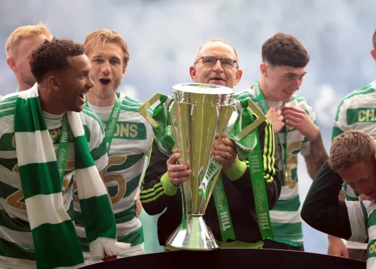 Joueurs célébrant avec le trophée de la victoire Joueurs célébrant avec le trophée de la victoire