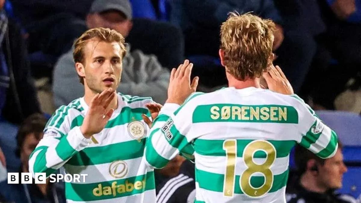Deux joueurs de Celtic se congratulant sur le terrain Deux joueurs de Celtic se congratulant sur le terrain