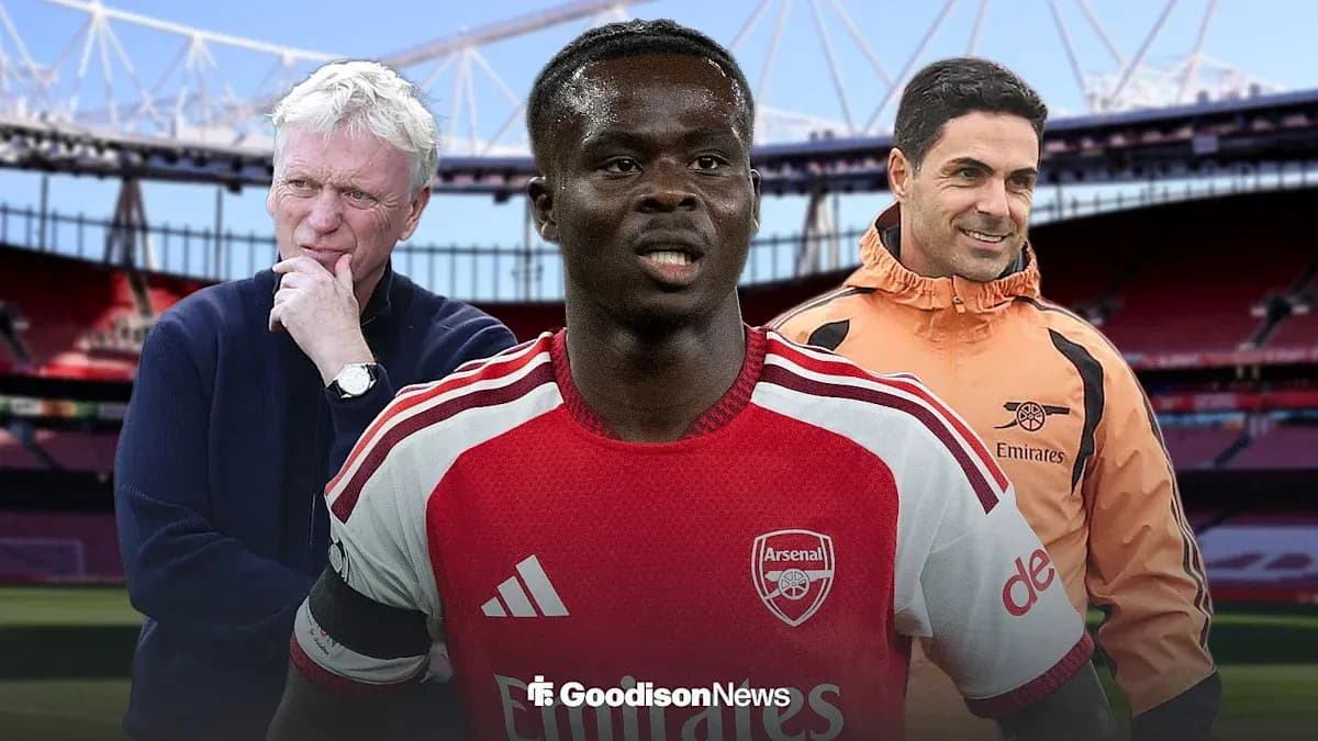 Joueur d'Arsenal avec deux entraîneurs en arrière-plan Joueur d'Arsenal avec deux entraîneurs en arrière-plan