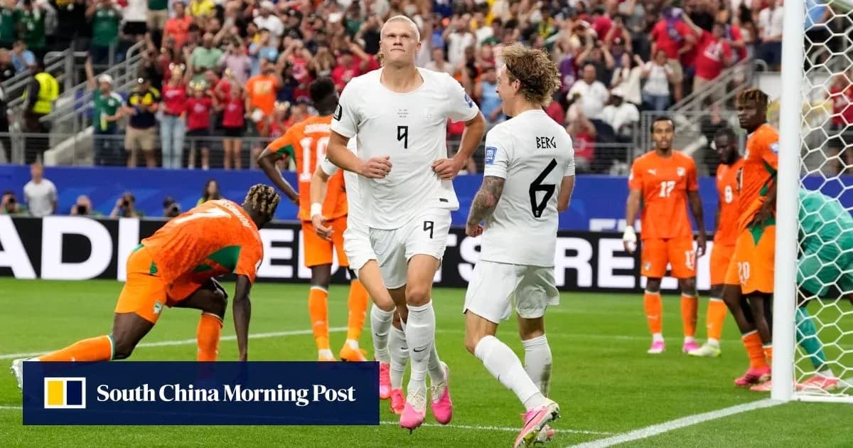 Joueurs célébrant un but pendant un match de football Joueurs célébrant un but pendant un match de football