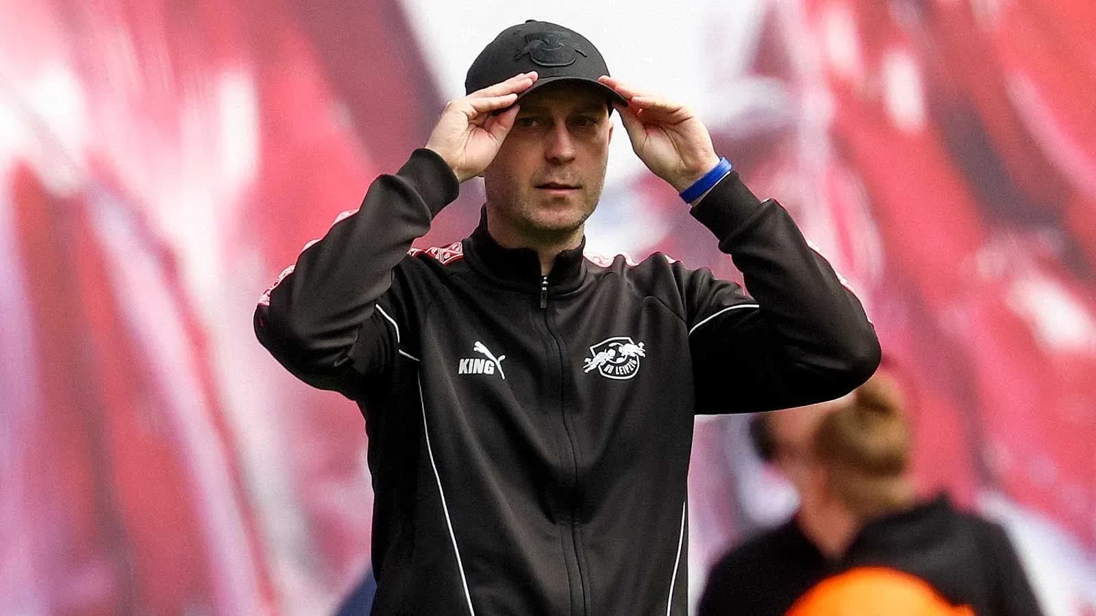 Entraîneur ajustant sa casquette sur le terrain Entraîneur ajustant sa casquette sur le terrain