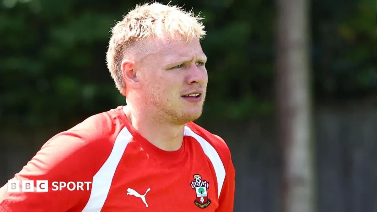 Joueur s'entraînant avec un maillot de Southampton FC Joueur s'entraînant avec un maillot de Southampton FC