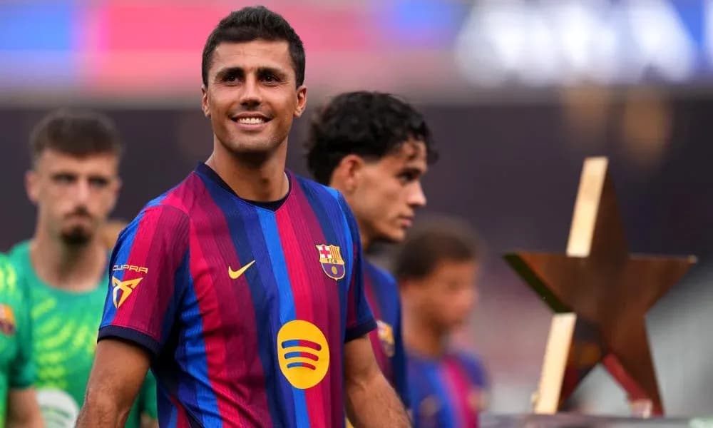 Joueur de Barcelone souriant avec un trophée Joueur de Barcelone souriant avec un trophée