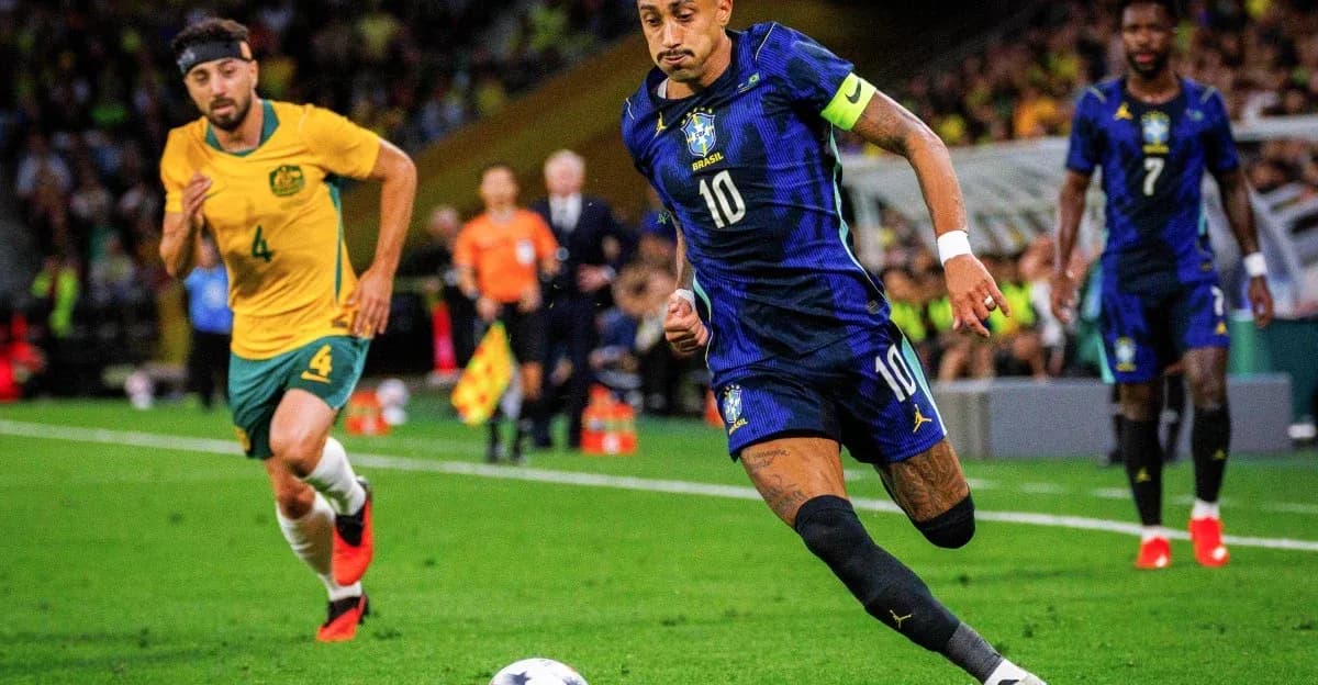 Joueur brésilien en action contre un joueur australien Joueur brésilien en action contre un joueur australien