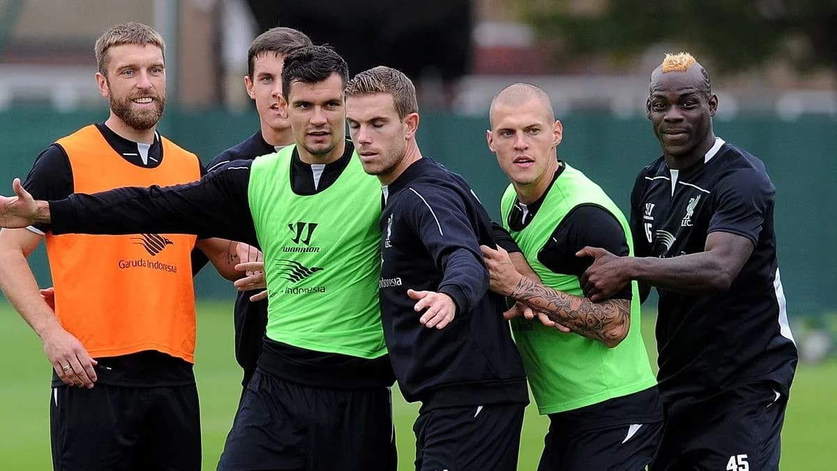 Joueurs de Liverpool s'entraînant sur le terrain Joueurs de Liverpool s'entraînant sur le terrain