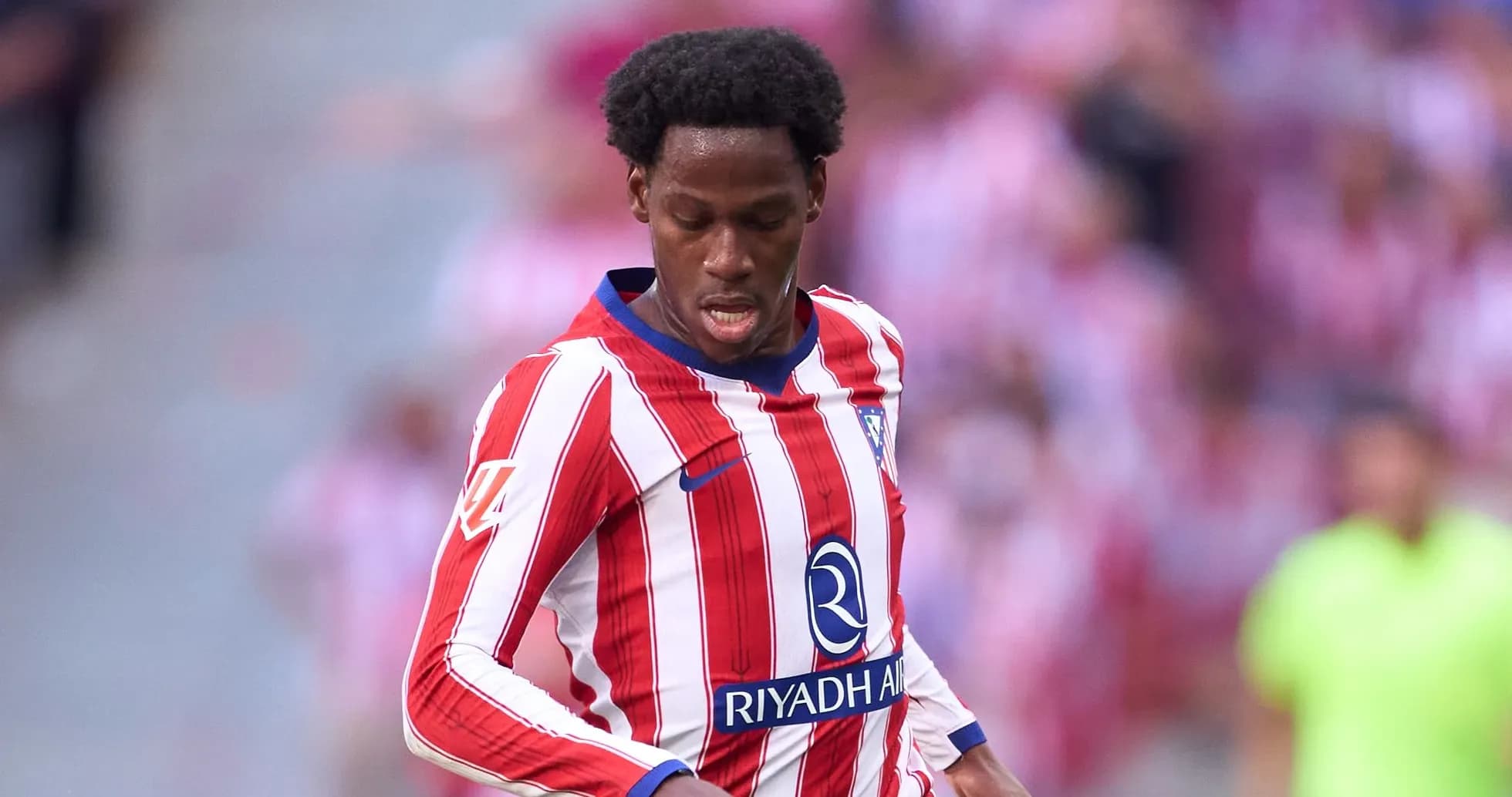Joueur d'Atlético Madrid en action sur le terrain Joueur d'Atlético Madrid en action sur le terrain