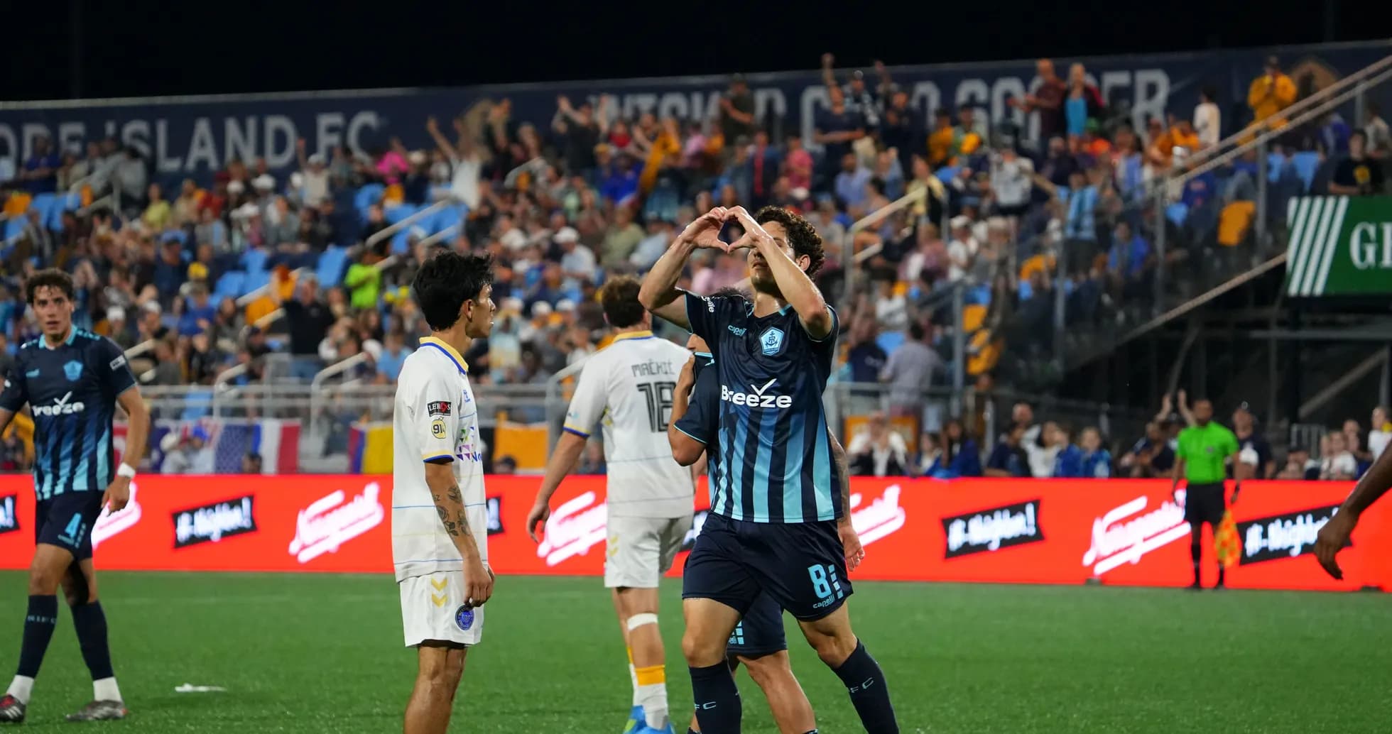 Un joueur célèbre un but lors du match Un joueur célèbre un but lors du match