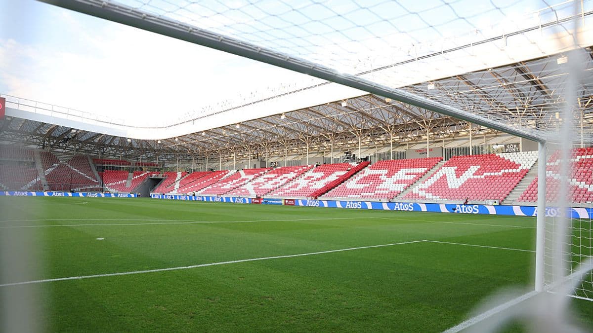 Vue du terrain de football dans le stade Vue du terrain de football dans le stade