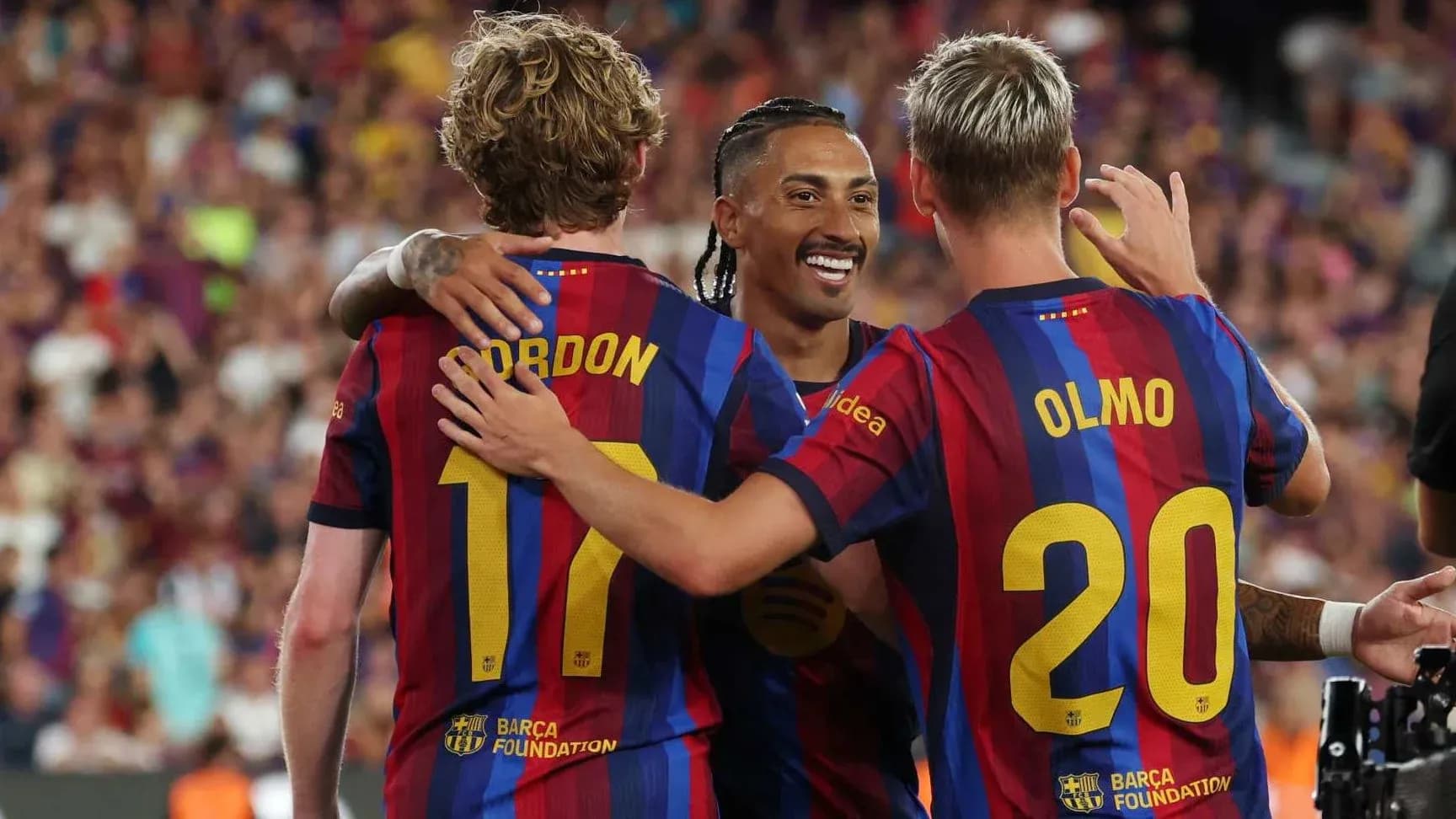 Joueurs du FC Barcelone célébrant un but ensemble Joueurs du FC Barcelone célébrant un but ensemble