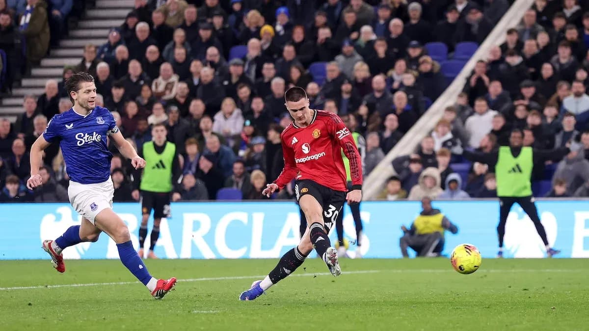 Un joueur d'Everton poursuit un joueur de Manchester United Un joueur d'Everton poursuit un joueur de Manchester United