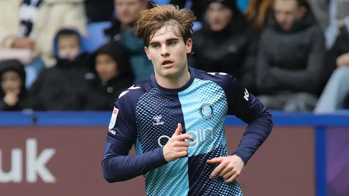 Joueur courant sur le terrain avec un maillot de Wycombe Joueur courant sur le terrain avec un maillot de Wycombe
