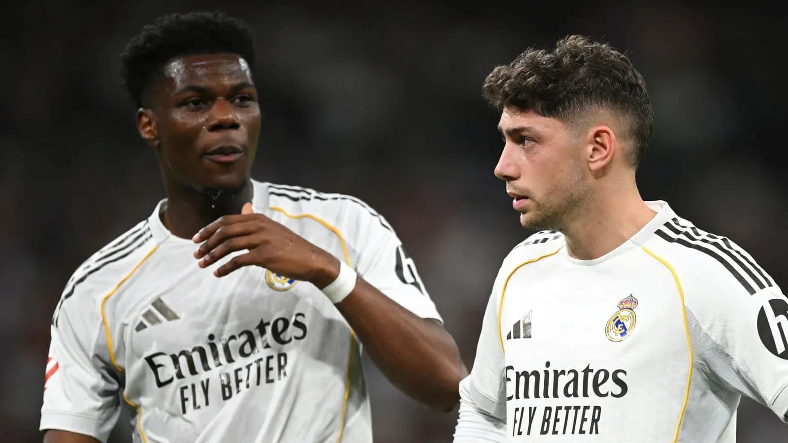 Deux joueurs de Real Madrid discutant sur le terrain Deux joueurs de Real Madrid discutant sur le terrain
