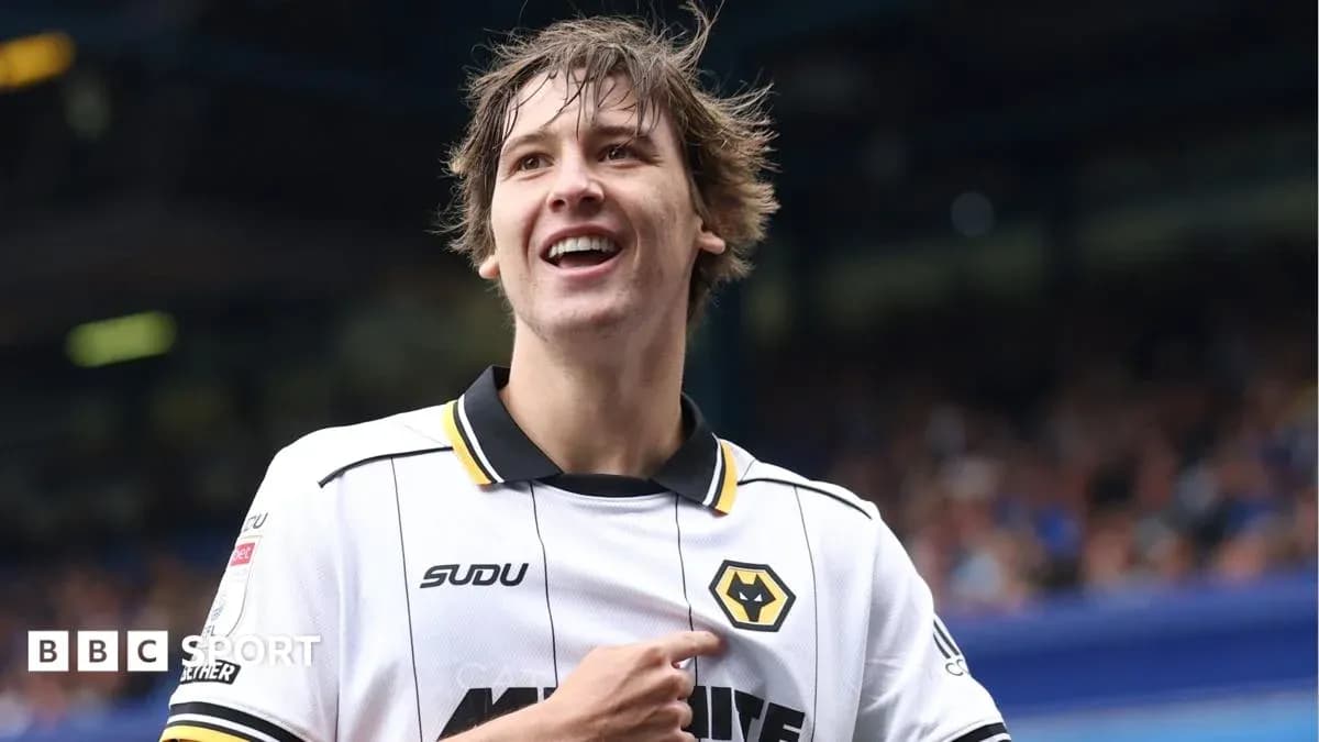 Joueur célébrant après un but avec le maillot de Wolverhampton Joueur célébrant après un but avec le maillot de Wolverhampton