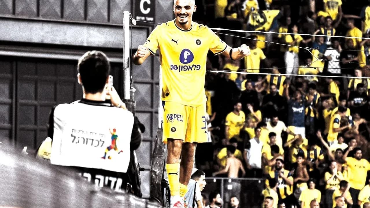 Joueur célébrant avec les supporters de Maccabi Tel Aviv Joueur célébrant avec les supporters de Maccabi Tel Aviv