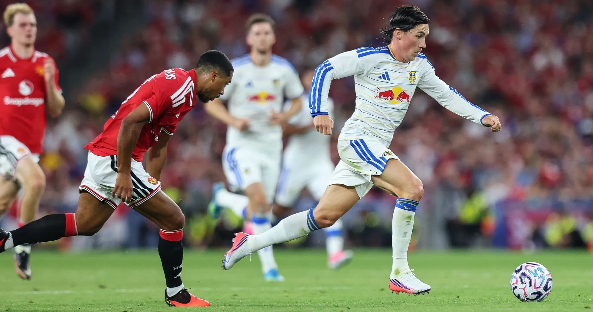 Joueur de Leeds United dribblant un défenseur de Manchester United Joueur de Leeds United dribblant un défenseur de Manchester United
