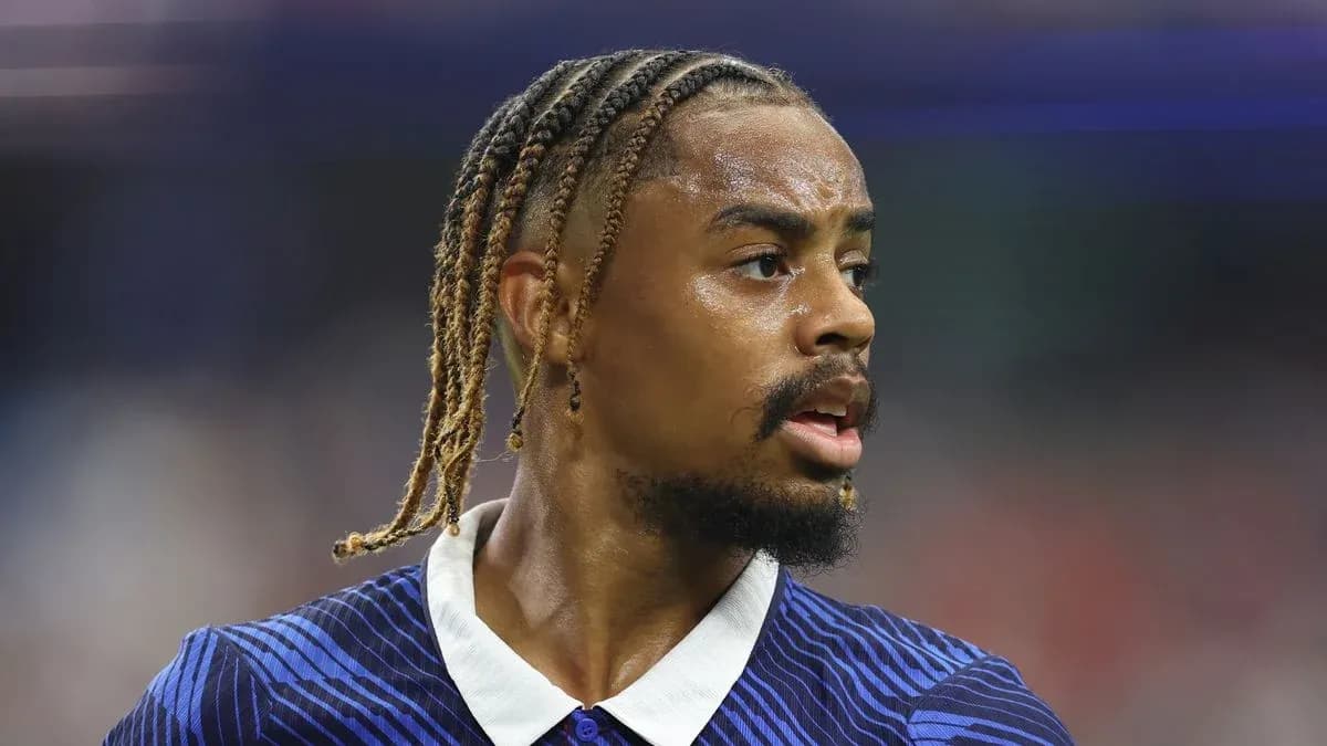 Joueur de football en maillot bleu sur le terrain Joueur de football en maillot bleu sur le terrain