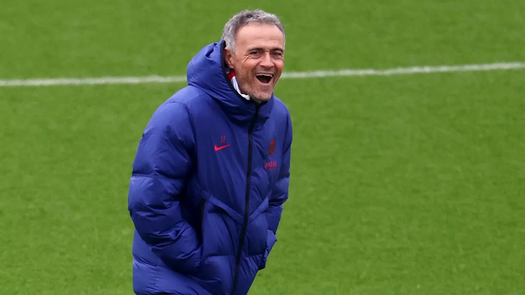 Entraîneur souriant sur le terrain d'entraînement Entraîneur souriant sur le terrain d'entraînement