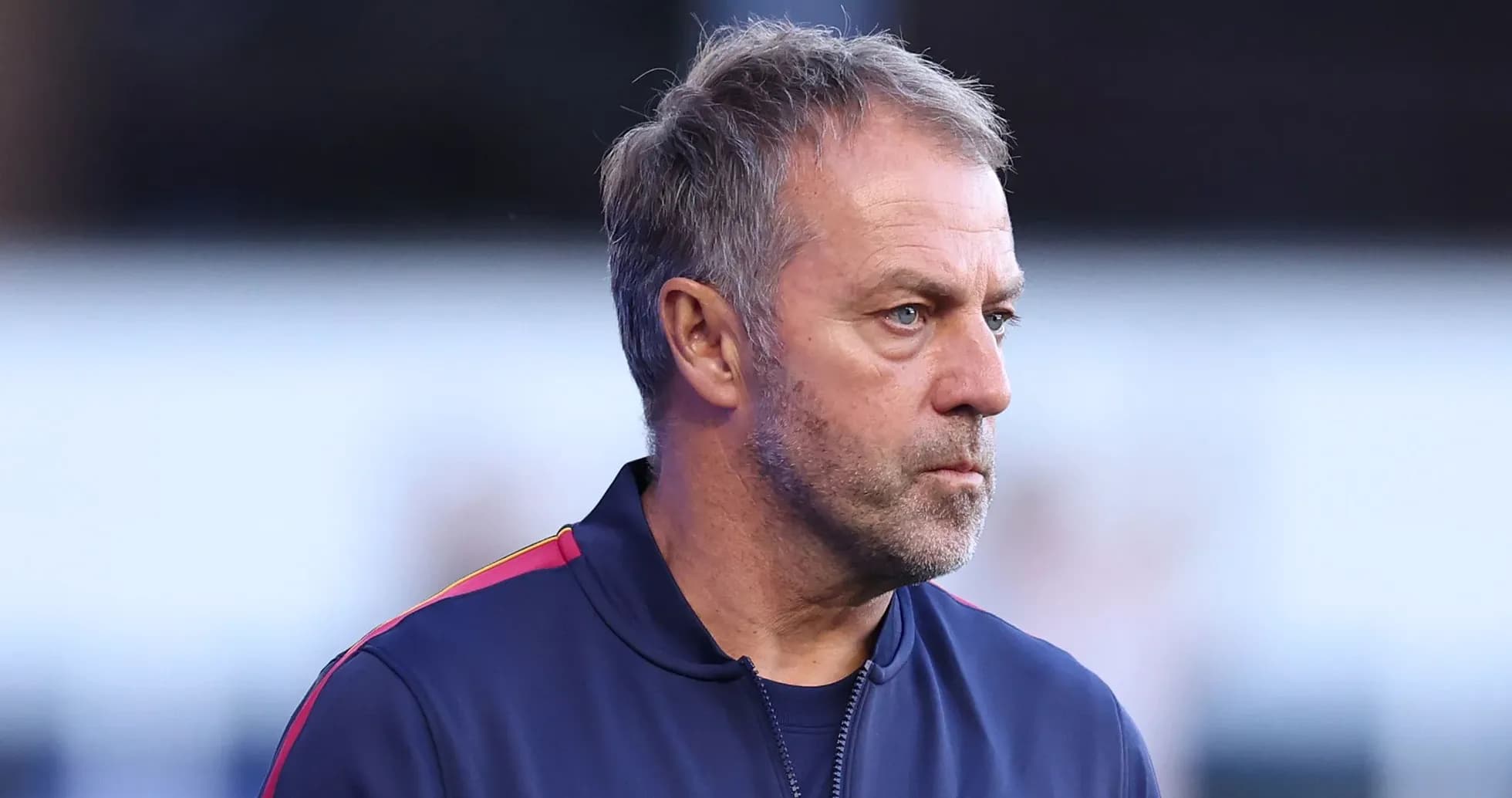 Entraîneur observant le match depuis la touche Entraîneur observant le match depuis la touche