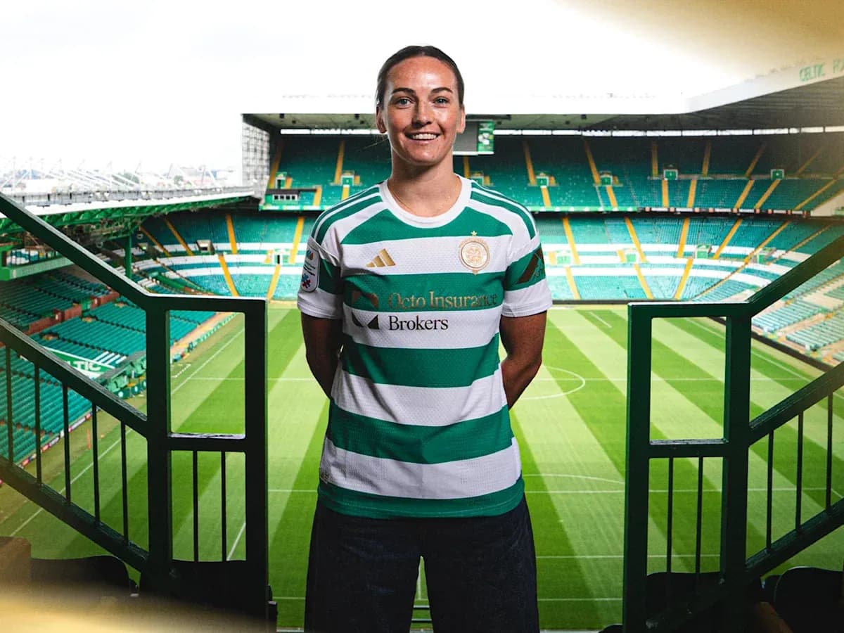 Joueuse de football posant au Celtic Park Joueuse de football posant au Celtic Park