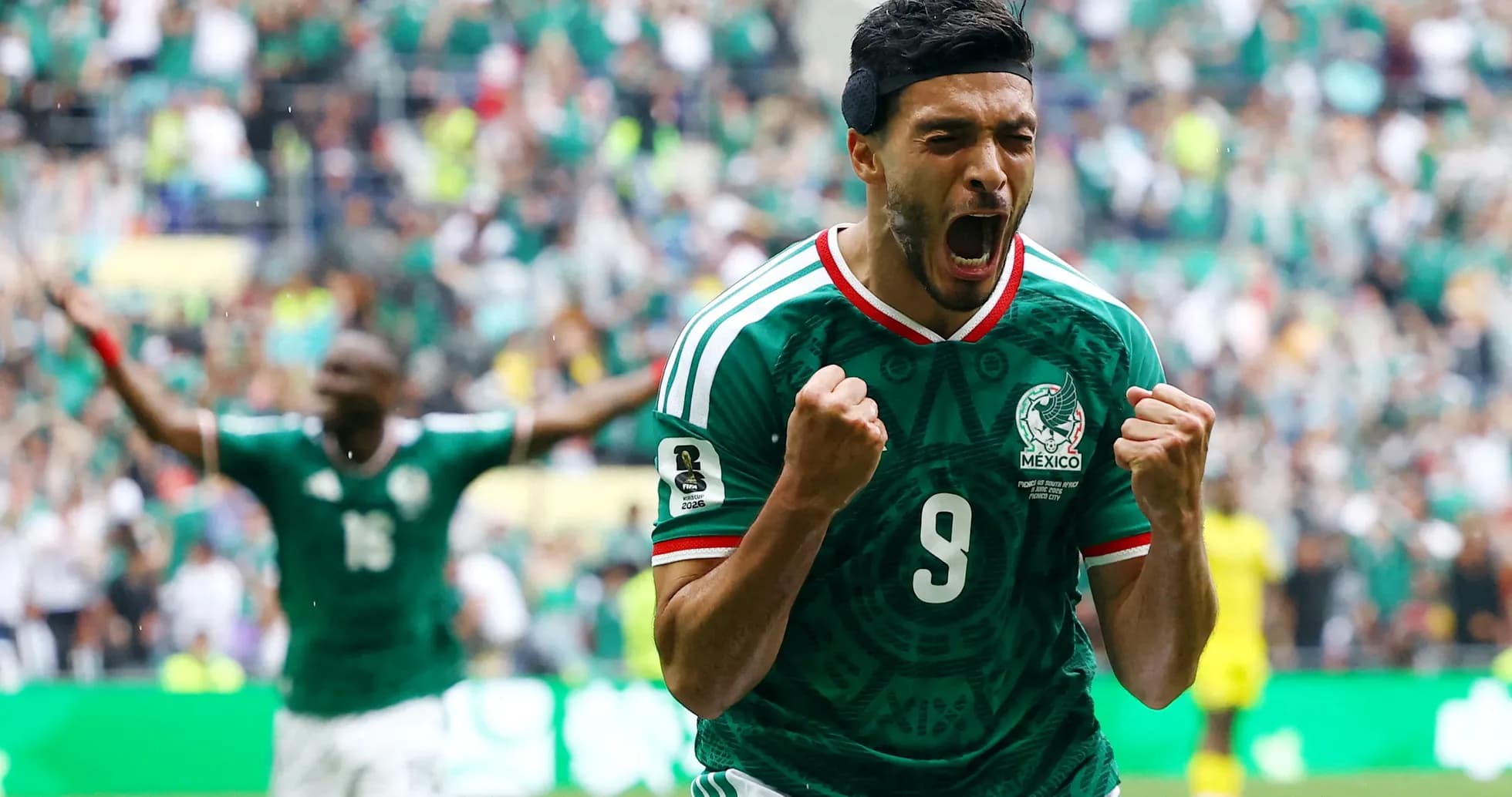 Joueur mexicain célébrant un but au match Joueur mexicain célébrant un but au match