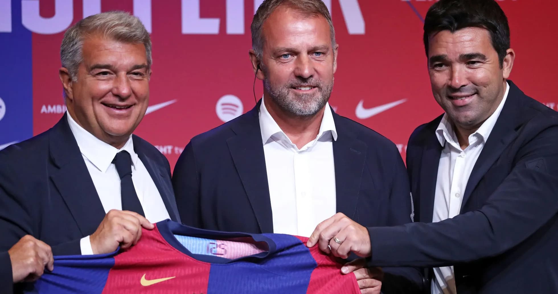 Trois hommes présentant un maillot du FC Barcelone Trois hommes présentant un maillot du FC Barcelone