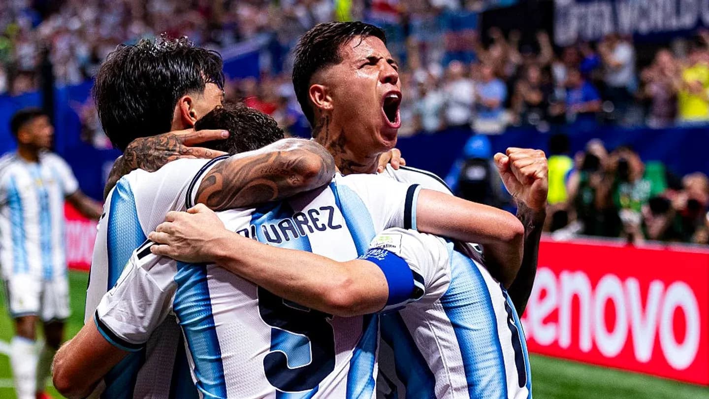 Joueurs argentins célébrant un but ensemble Joueurs argentins célébrant un but ensemble