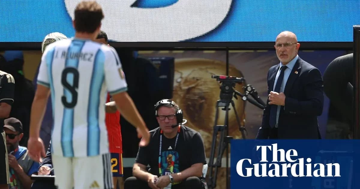 Joueur argentin I. Alvarez se dirige vers le banc Joueur argentin I. Alvarez se dirige vers le banc