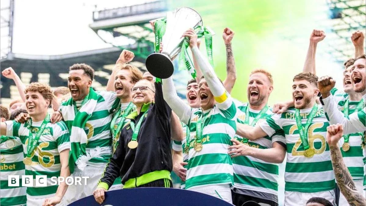 Joueurs de Celtic célébrant avec le trophée Joueurs de Celtic célébrant avec le trophée