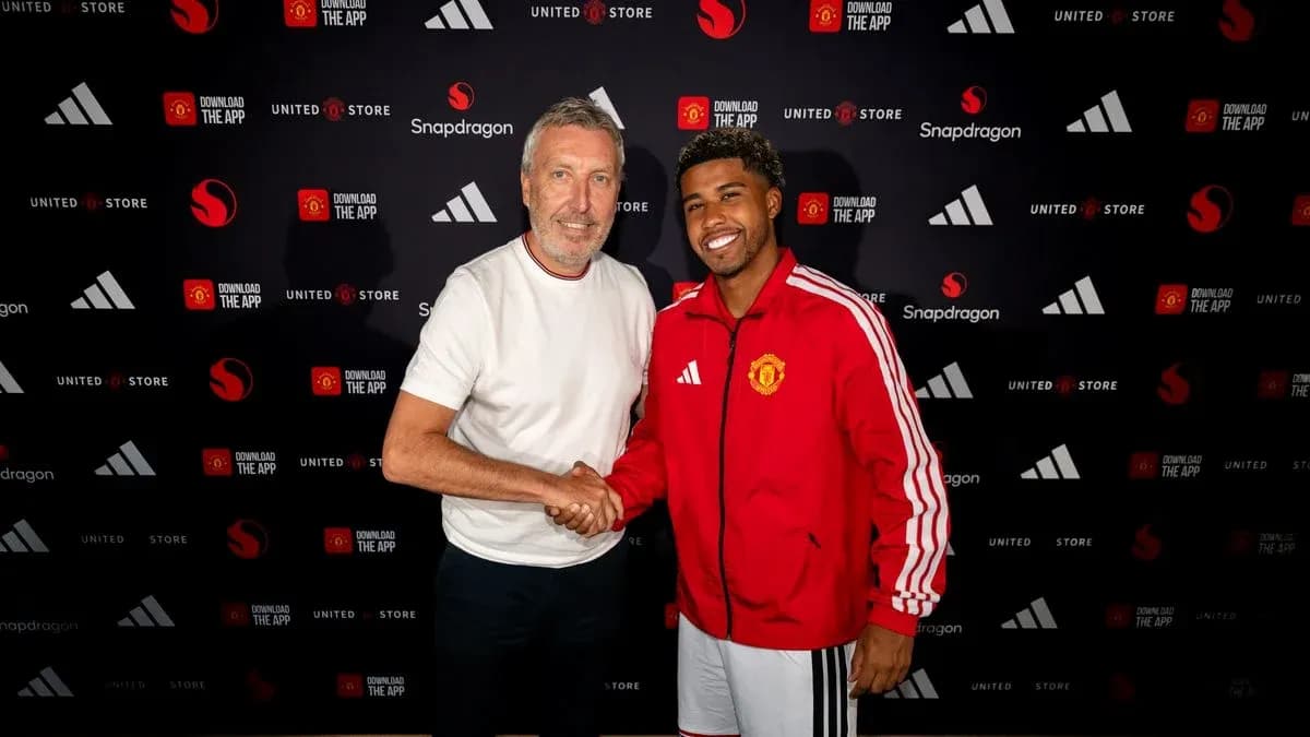 Deux hommes se serrant la main à Manchester United Deux hommes se serrant la main à Manchester United