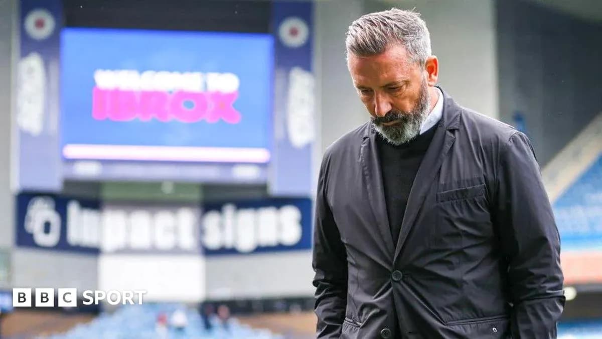 Entraîneur marchant à Ibrox, regardant le sol Entraîneur marchant à Ibrox, regardant le sol