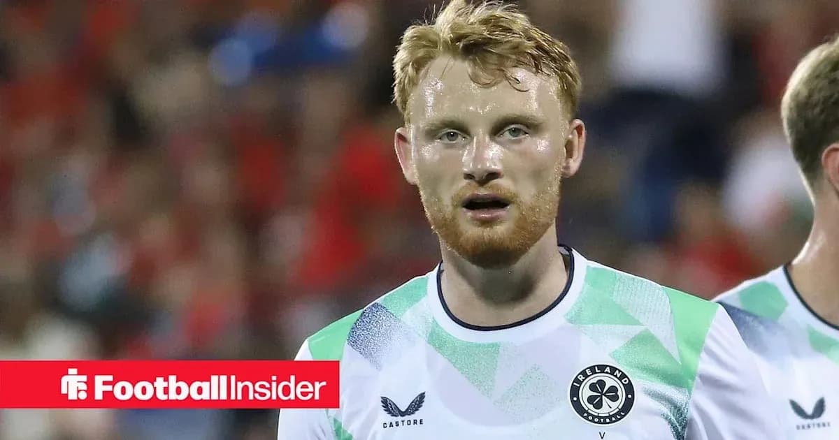 Joueur irlandais en tenue sur le terrain Joueur irlandais en tenue sur le terrain