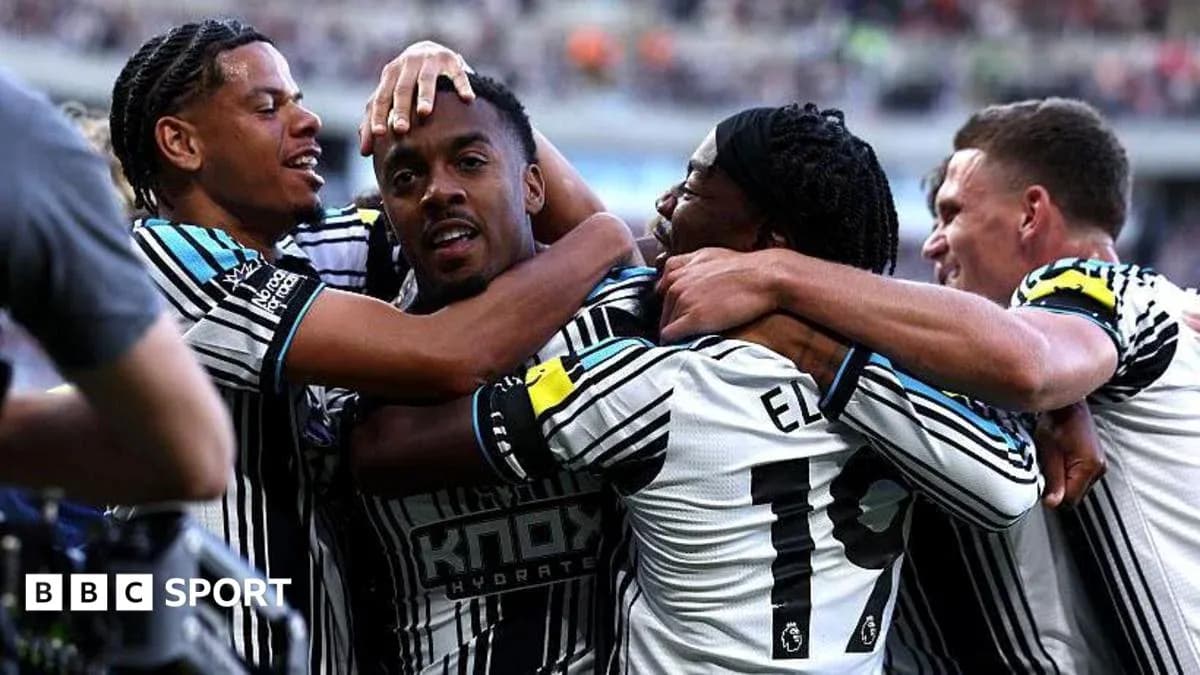 Joueurs de Newcastle célébrant un but ensemble Joueurs de Newcastle célébrant un but ensemble