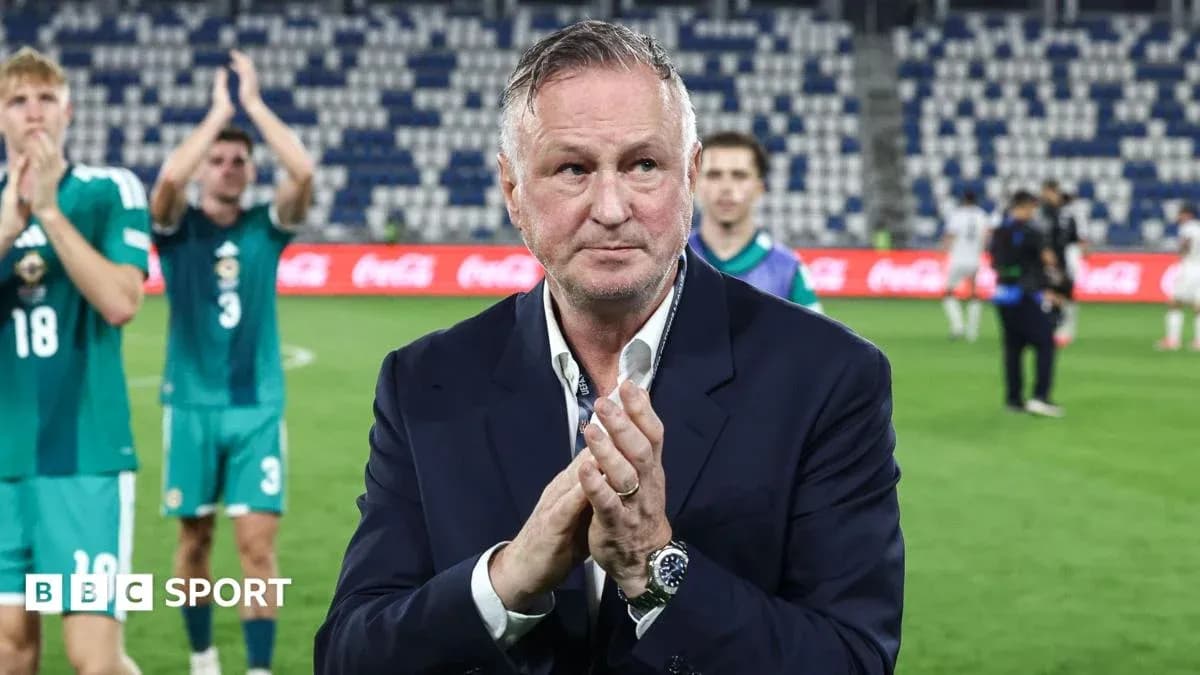 Entraîneur applaudissant après un match avec joueurs Entraîneur applaudissant après un match avec joueurs