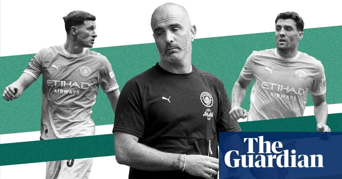 Deux joueurs de Manchester City et un entraîneur Deux joueurs de Manchester City et un entraîneur