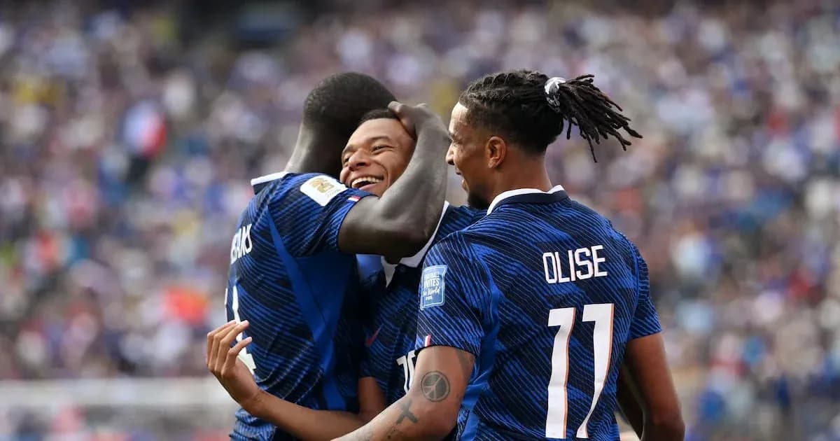 Joueurs français célébrant un but ensemble sur le terrain Joueurs français célébrant un but ensemble sur le terrain