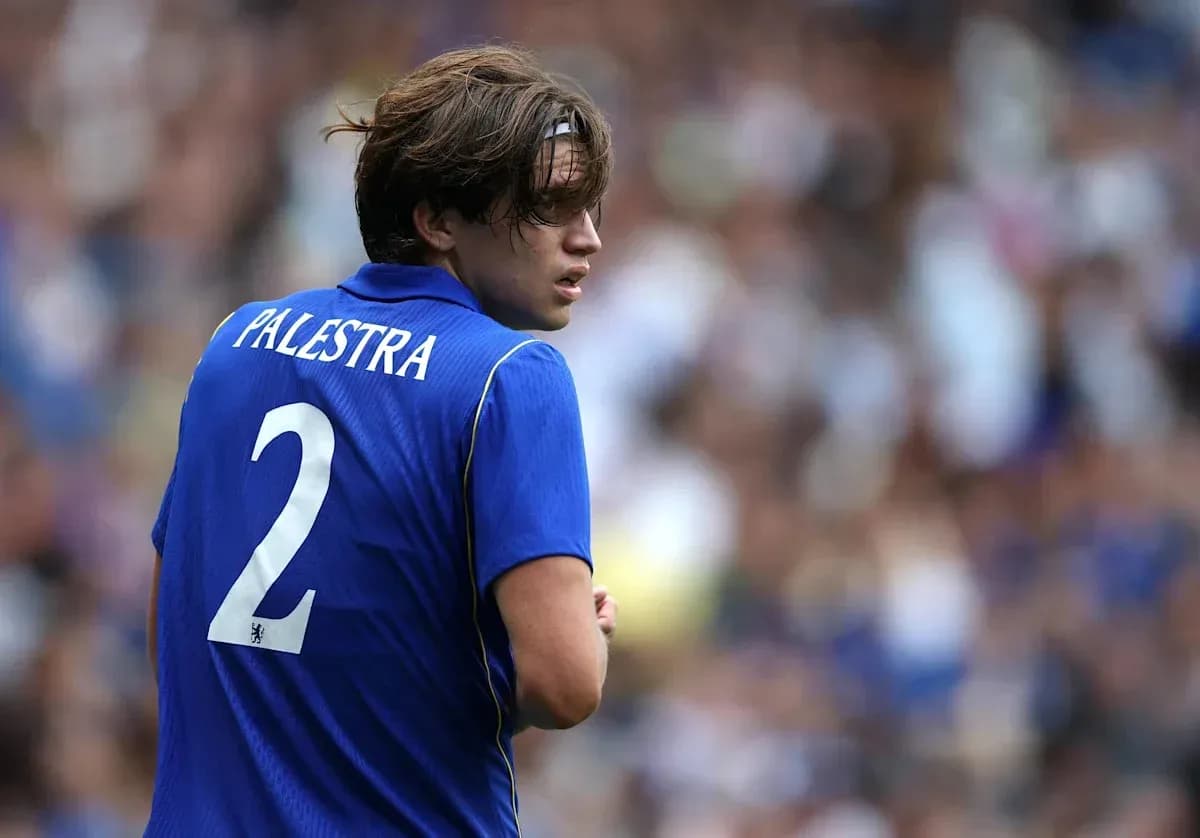 Joueur portant le numéro 2, maillot bleu, regardant en arrière Joueur portant le numéro 2, maillot bleu, regardant en arrière