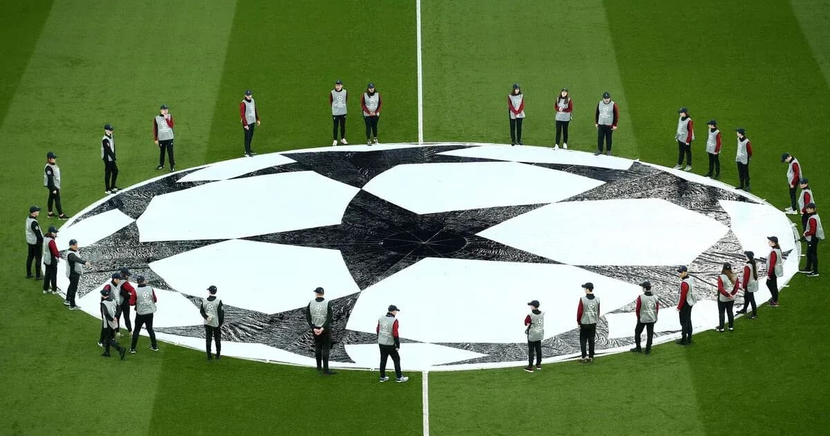 Personnes entourant un logo de la Ligue des champions Personnes entourant un logo de la Ligue des champions