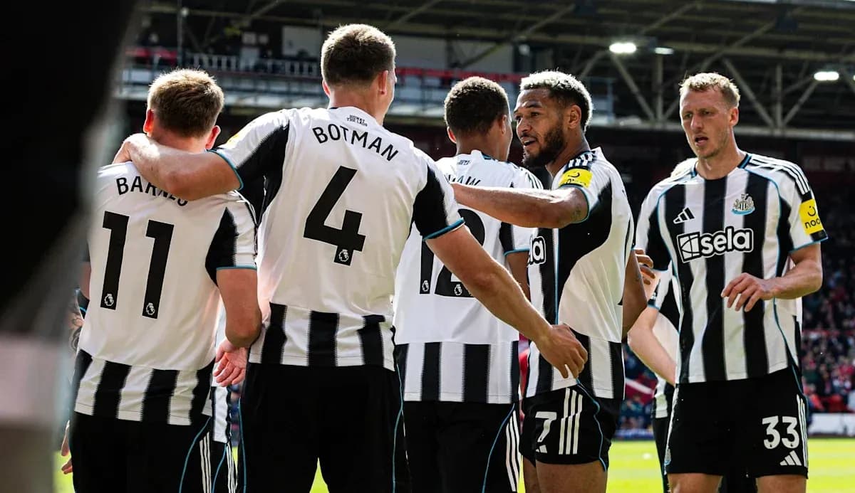 Joueurs de Newcastle célébrant un but ensemble Joueurs de Newcastle célébrant un but ensemble