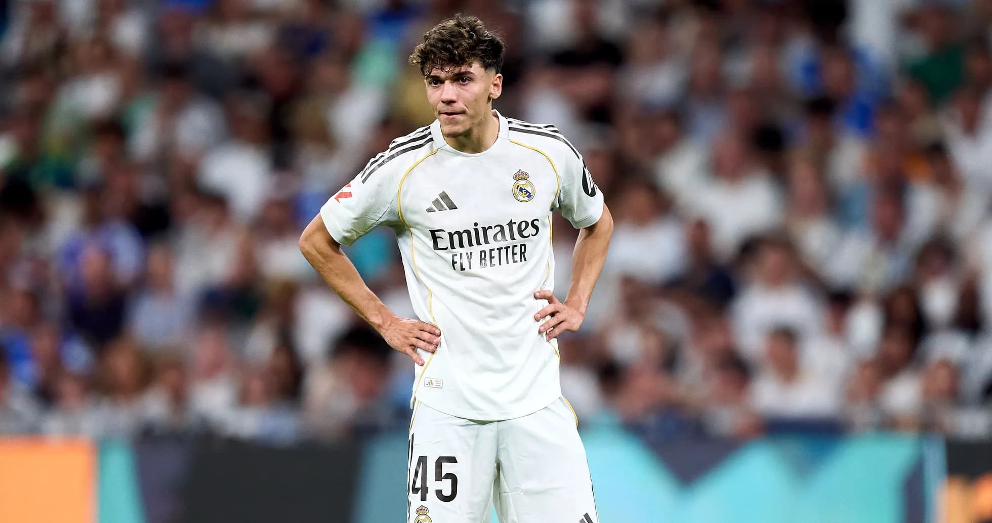 Joueur du Real Madrid sur le terrain pendant un match Joueur du Real Madrid sur le terrain pendant un match