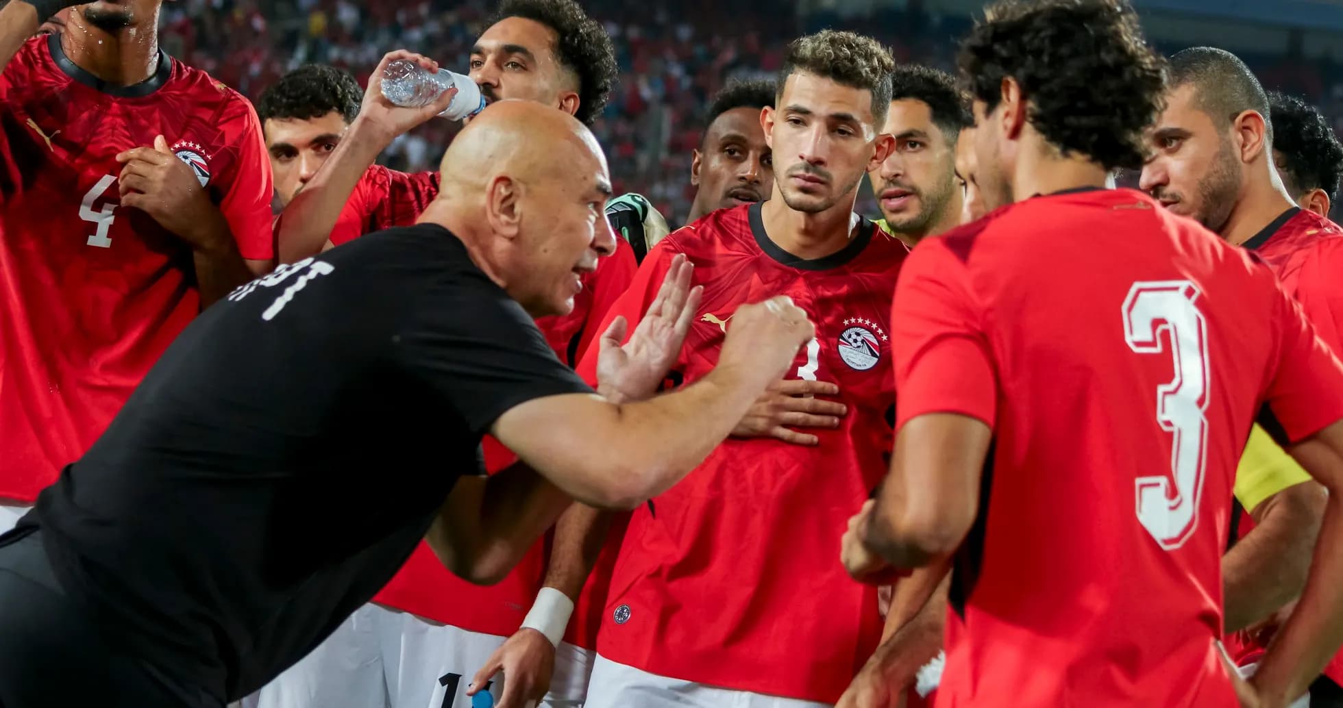 Entraîneur discutant avec l'équipe égyptienne pendant un match Entraîneur discutant avec l'équipe égyptienne pendant un match